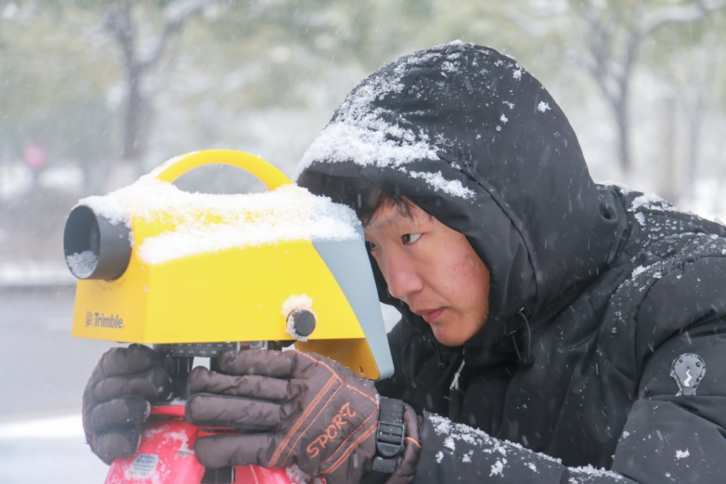 2018年1月27日，工程技術(shù)人員在雪中開展測量作業(yè)。
