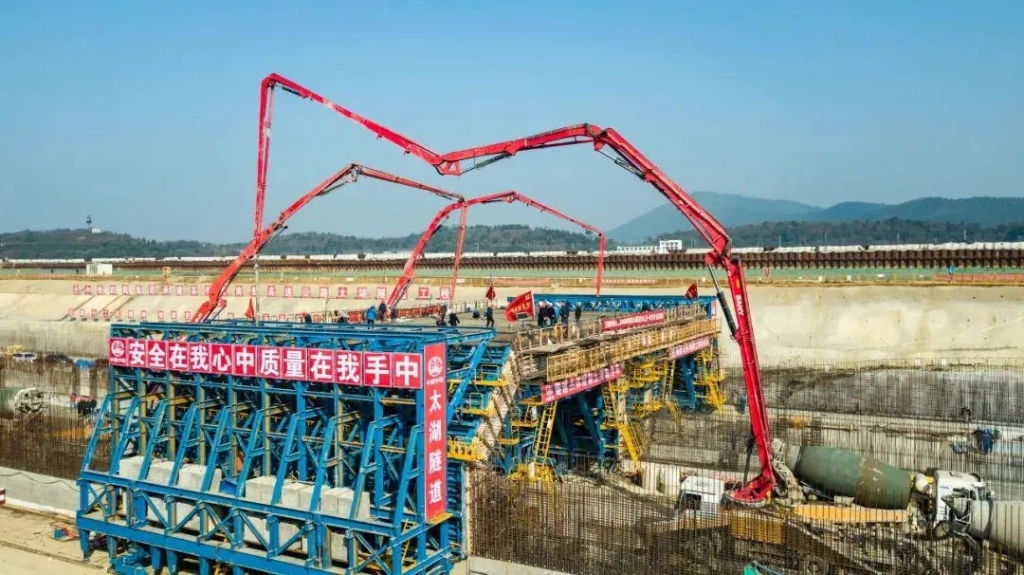 2019年1月18日，太湖隧道主體結(jié)構(gòu)頂板完成首次澆筑，隧道完整的主體結(jié)構(gòu)框架顯現(xiàn)出來。
