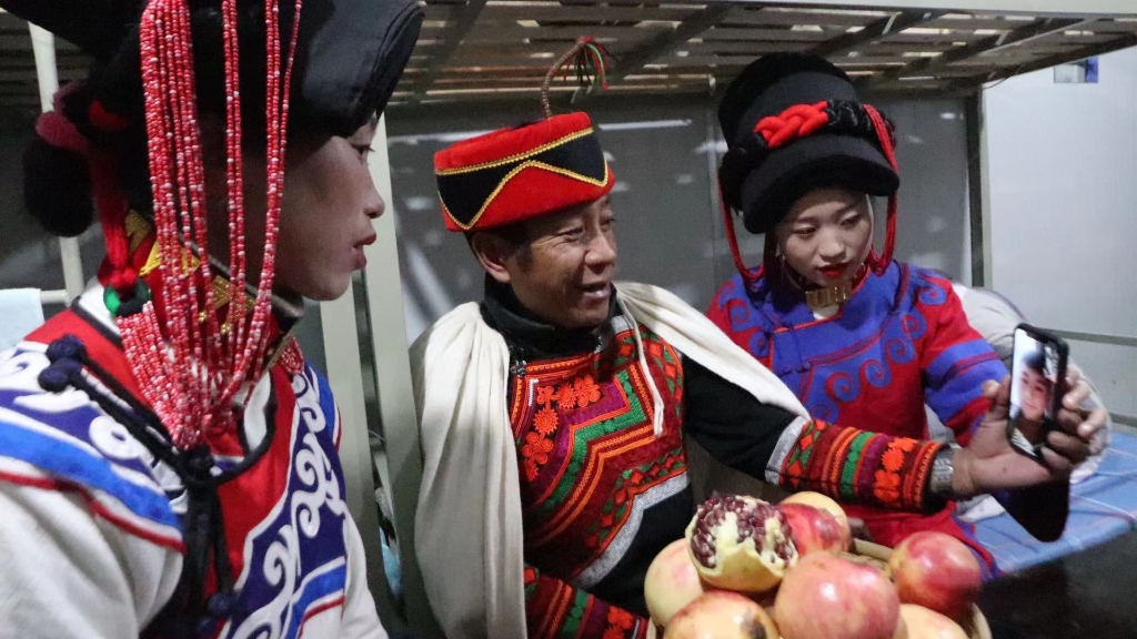 2020年12月21日晚 7 時許，來自大涼山的彝族隧道工們在太湖底下過了一個別樣的“彝年”