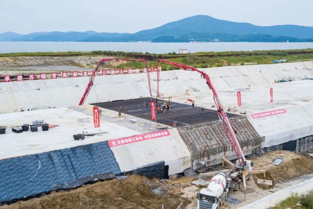 2021年9月5日，中鐵四局施工的太湖隧道南泉段主體工程全部完工。與此同時，南泉段施工轉(zhuǎn)入調(diào)平層、防撞側(cè)石等附屬工程施工階段，為下一步隧道早日通車打下堅實基礎(chǔ)。