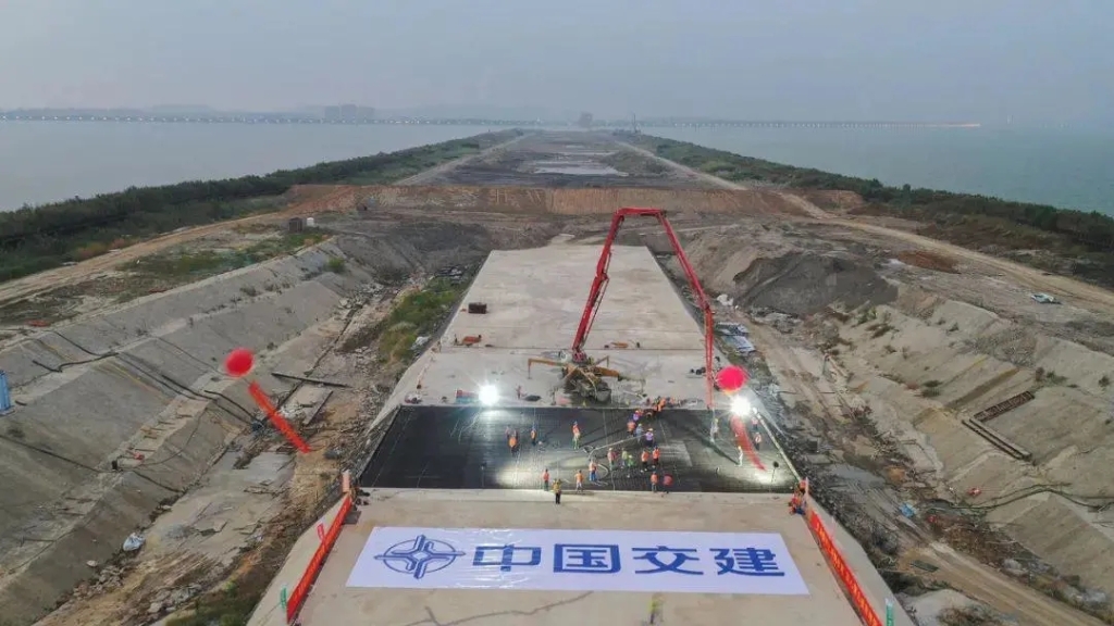 2021年10月9日，太湖隧道所有主體結(jié)構(gòu)施工全部完成，隧道實現(xiàn)全封閉。