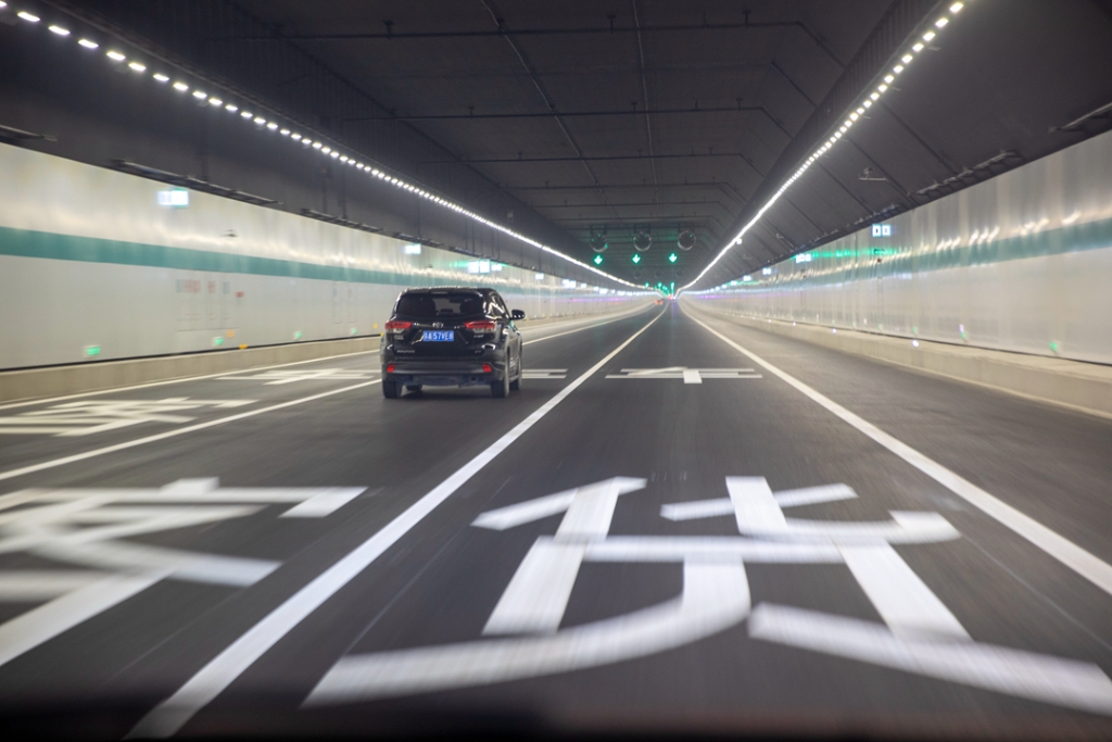 2021年12月30日，車輛在蘇錫常南部高速公路太湖隧道內(nèi)行駛。