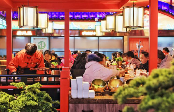 假期消費(fèi)市場強(qiáng)勢回暖 零售、餐飲市場快速增長